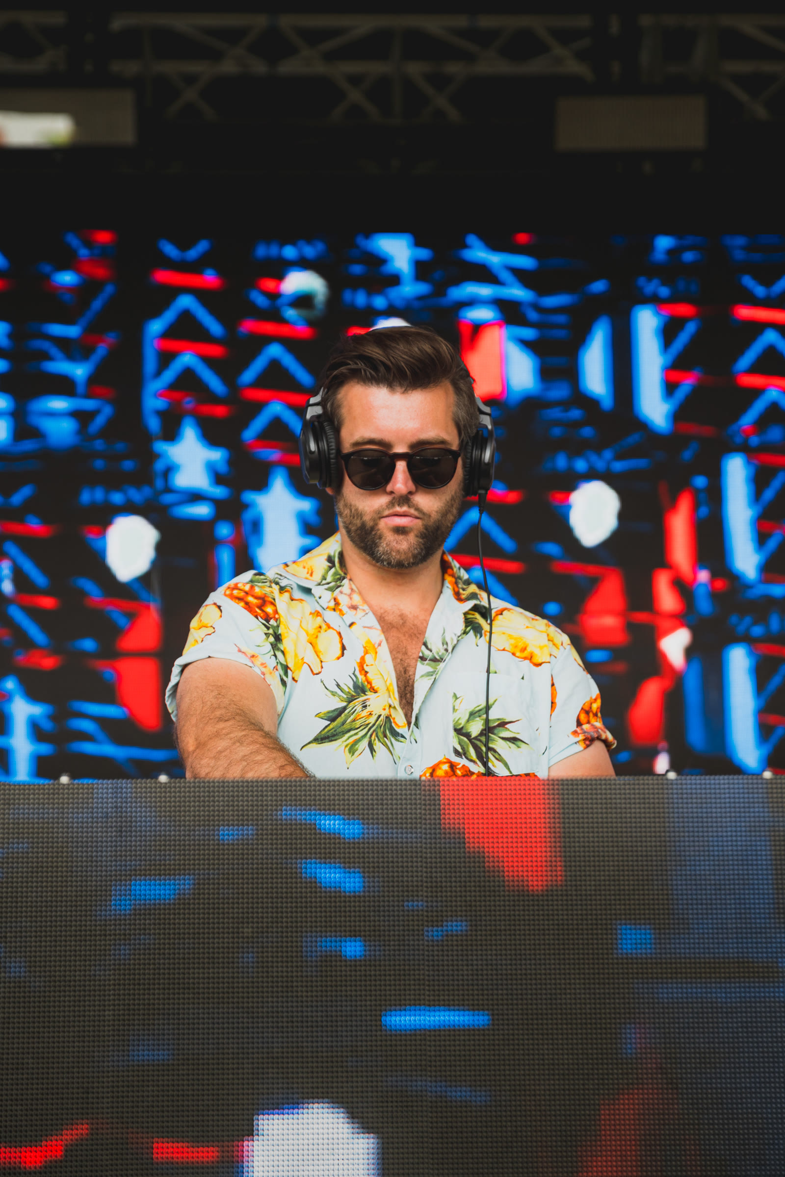 Sir Francis at the decks in front of an LED wall